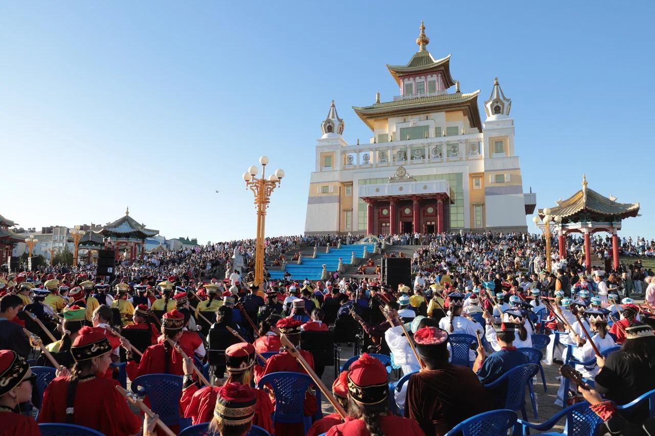 Свое творение поднесли Будде, Дхарме и Сангхе