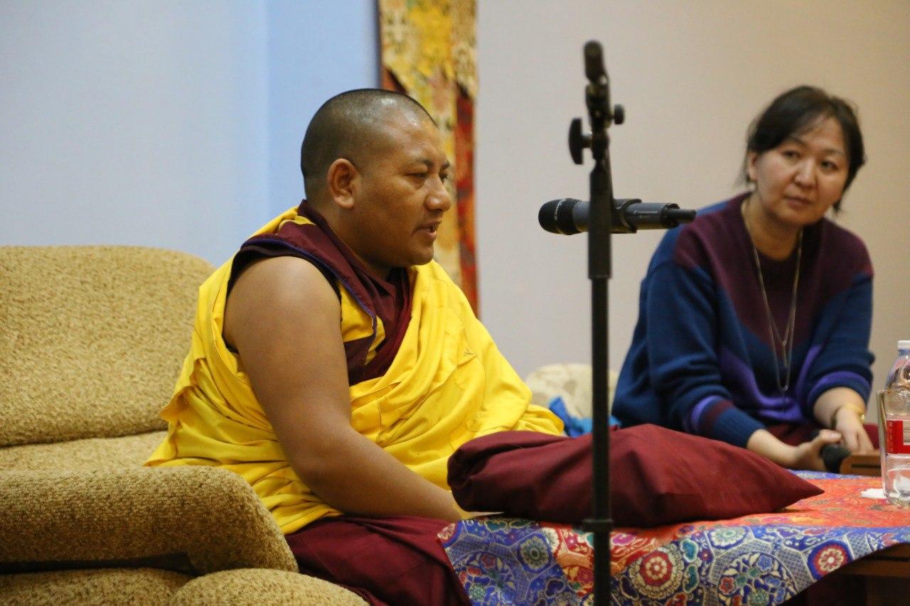 Ежедневно досточтимый геше-лхарамба Тензин Сангпо Ринпоче в хуруле проводит лекции