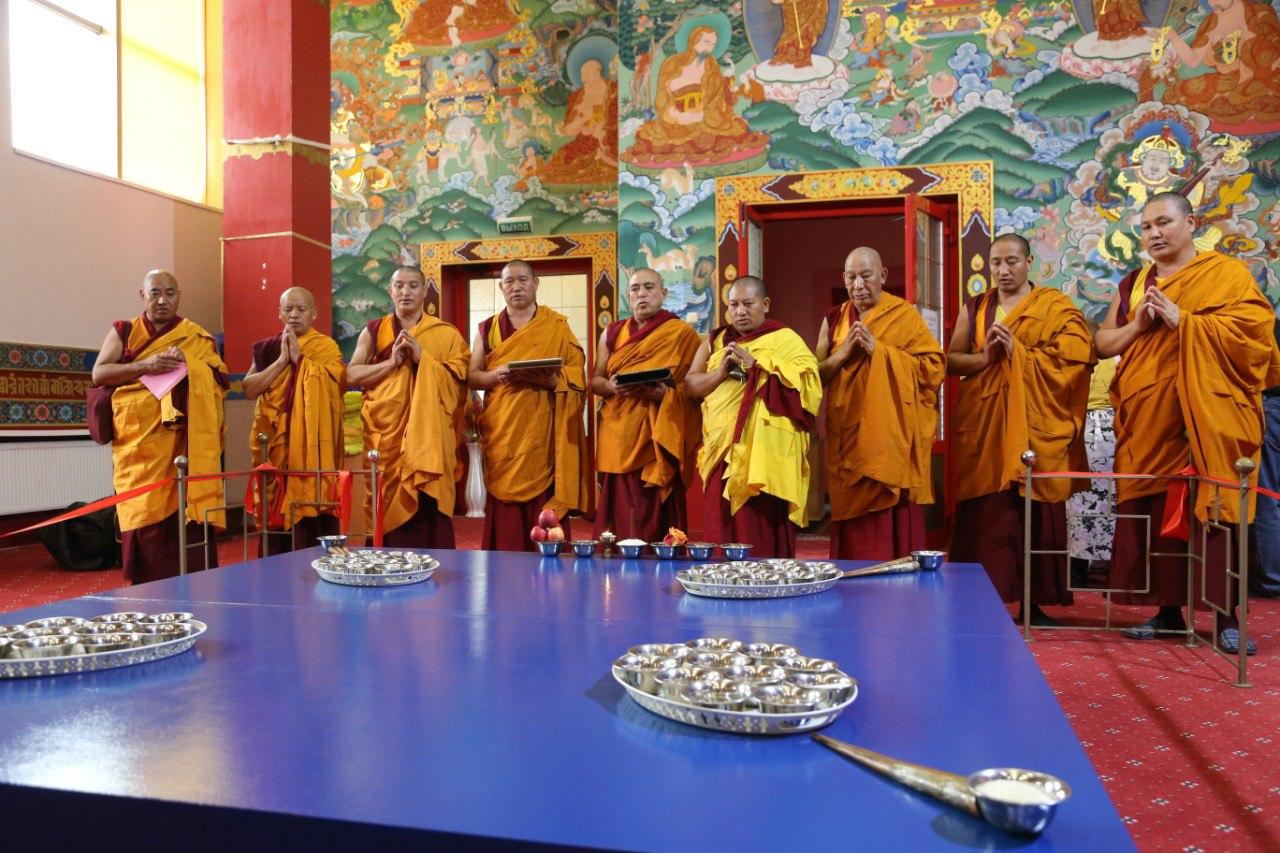 Делегация из Дрепунг Гоманга начала работу по строительству мандалы