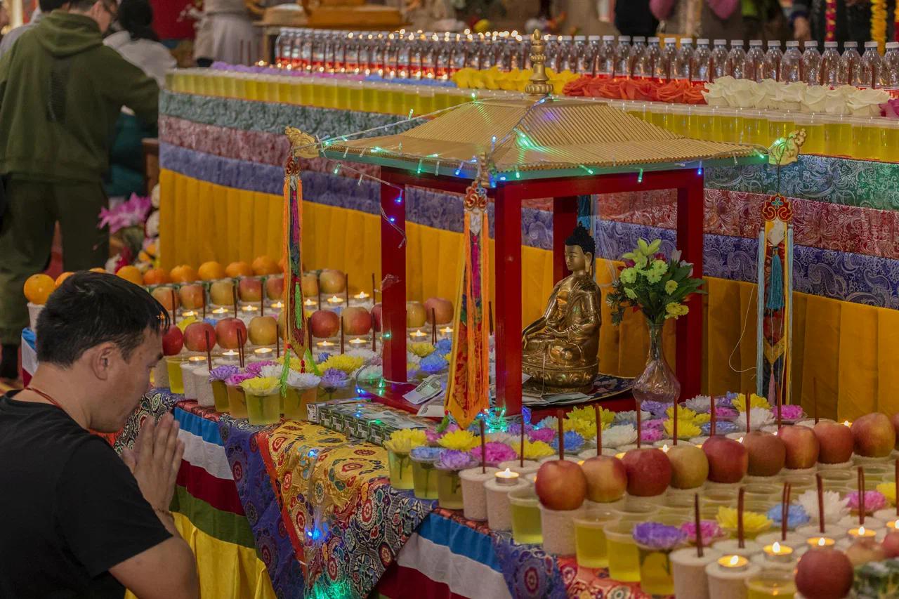 День нисхождения Великого Будды из рая 33 божеств