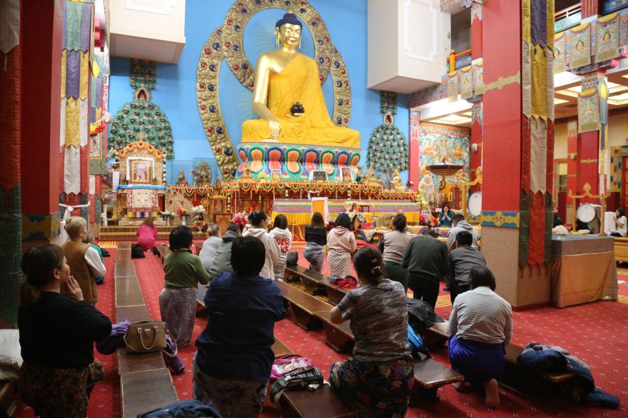 Верующие Калмыкии приняли однодневные обеты Махаяны