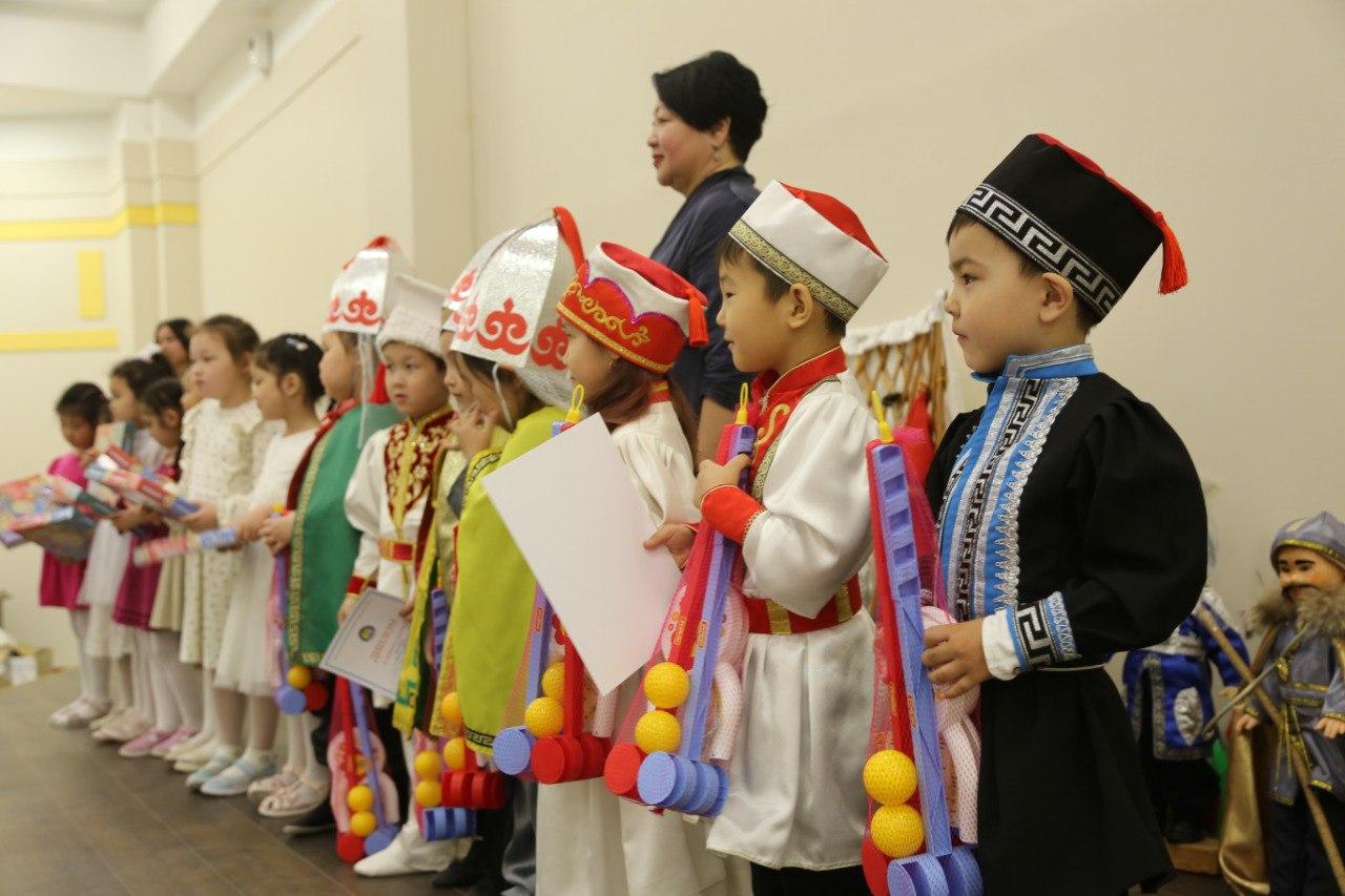 «Ээҗин келн - эңкр зөөр». В Центральном хуруле подвели итоги детского конкурса