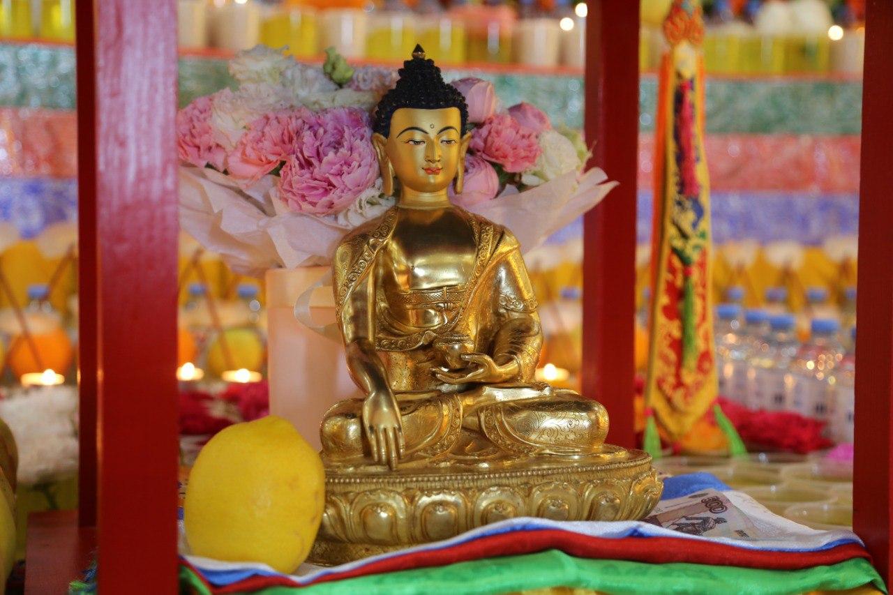 За бесконечную любовь, за помощь, за возможность постижения дарованного буддийского Учения возносим свои молитвы Учителю