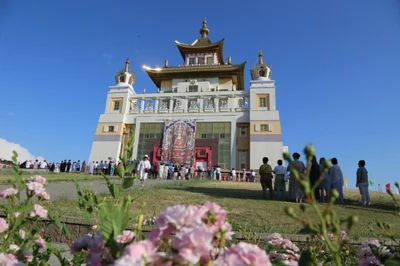 Завершился этот священный день ритуалом освящения и омовения большой тханки Будды Шакьямуни