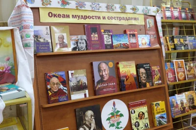 В библиотеке Центрального хурула книжная выставка, посвященная 90-летию Далай-ламы XIV