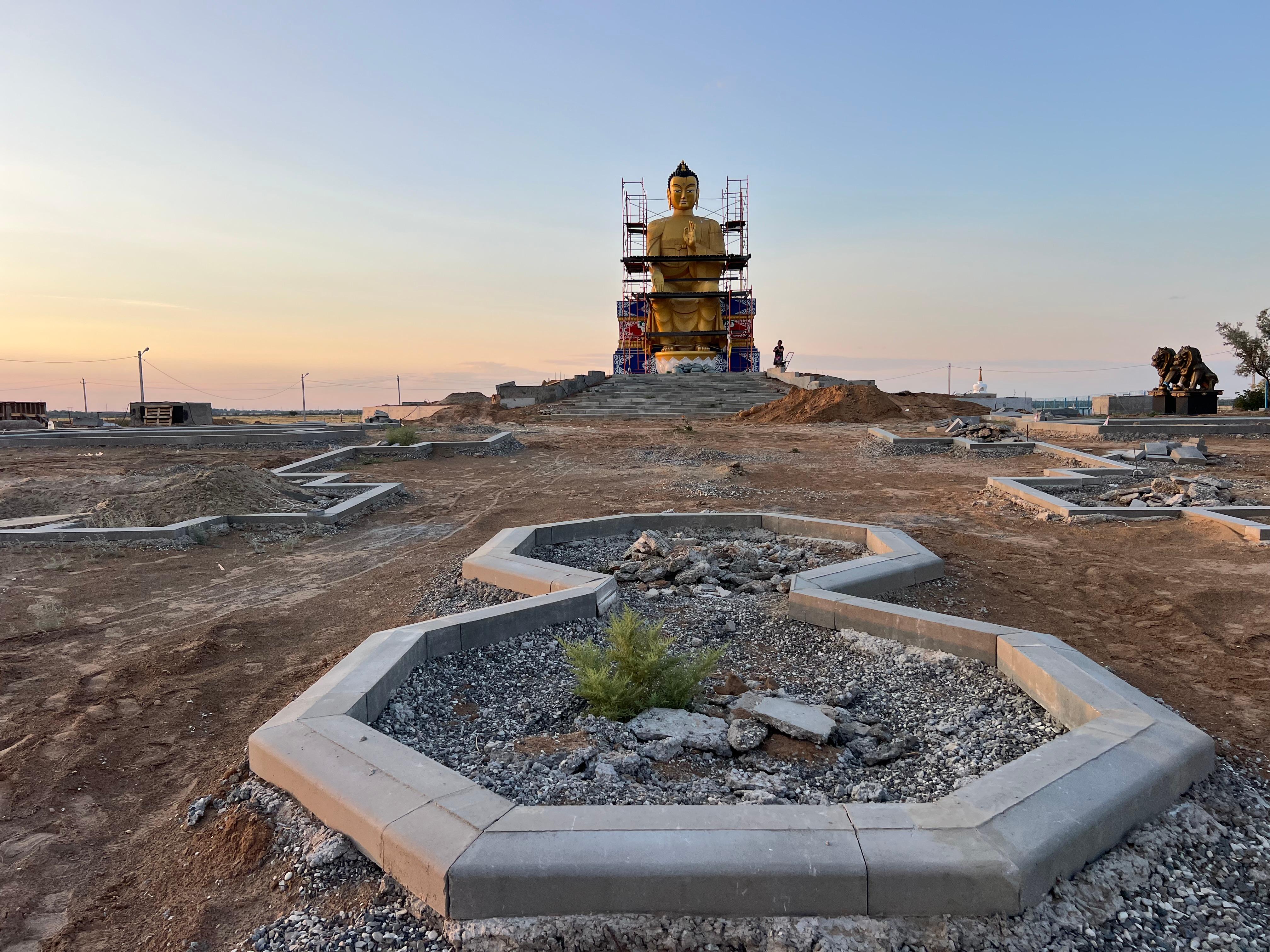 В Лагани благоустраивают территорию перед статуей Будды Майтрейи