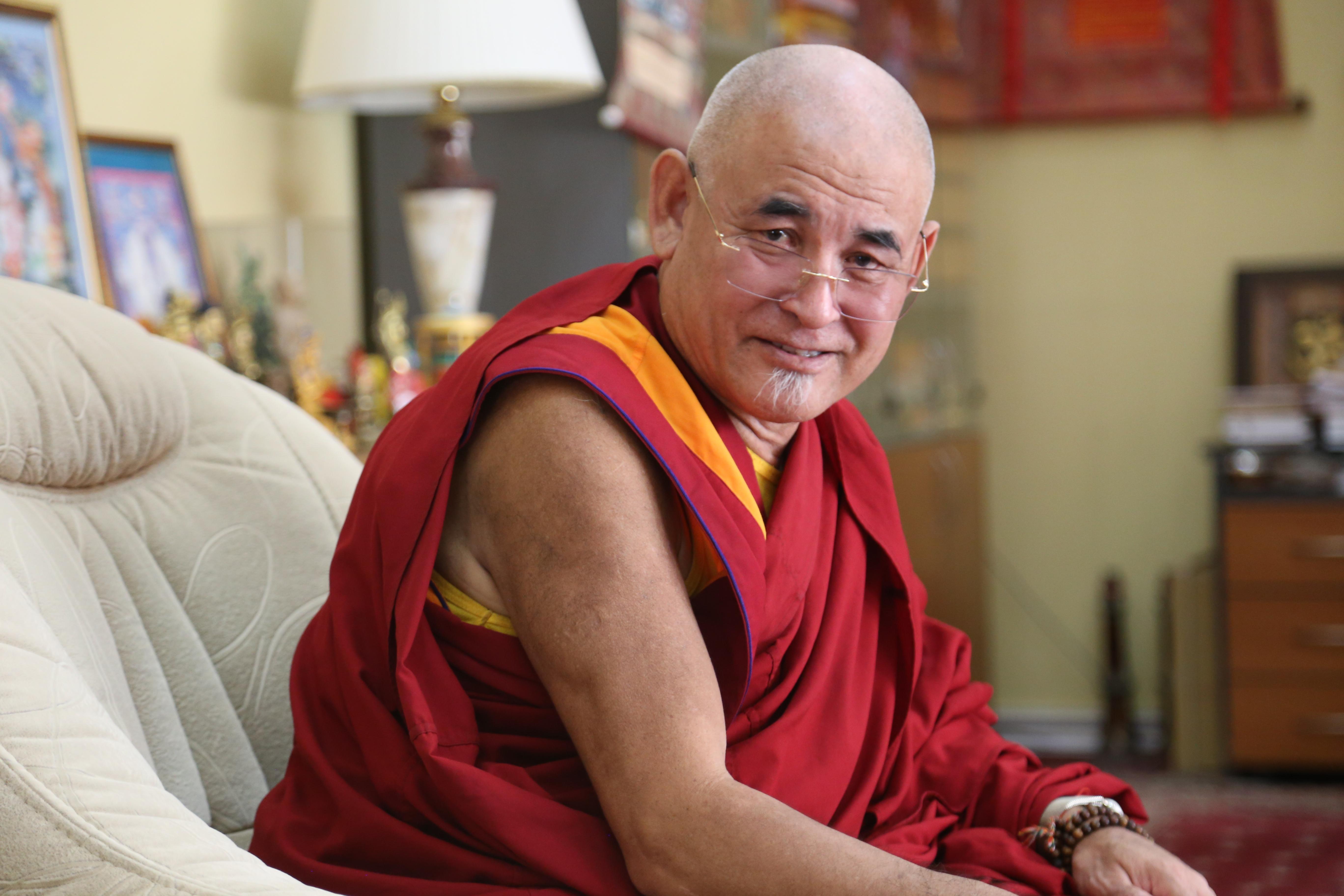 В Калмыкию прибыл досточтимый Кхен-Ринпоче геше-лхарамба Джигме Гьяцо