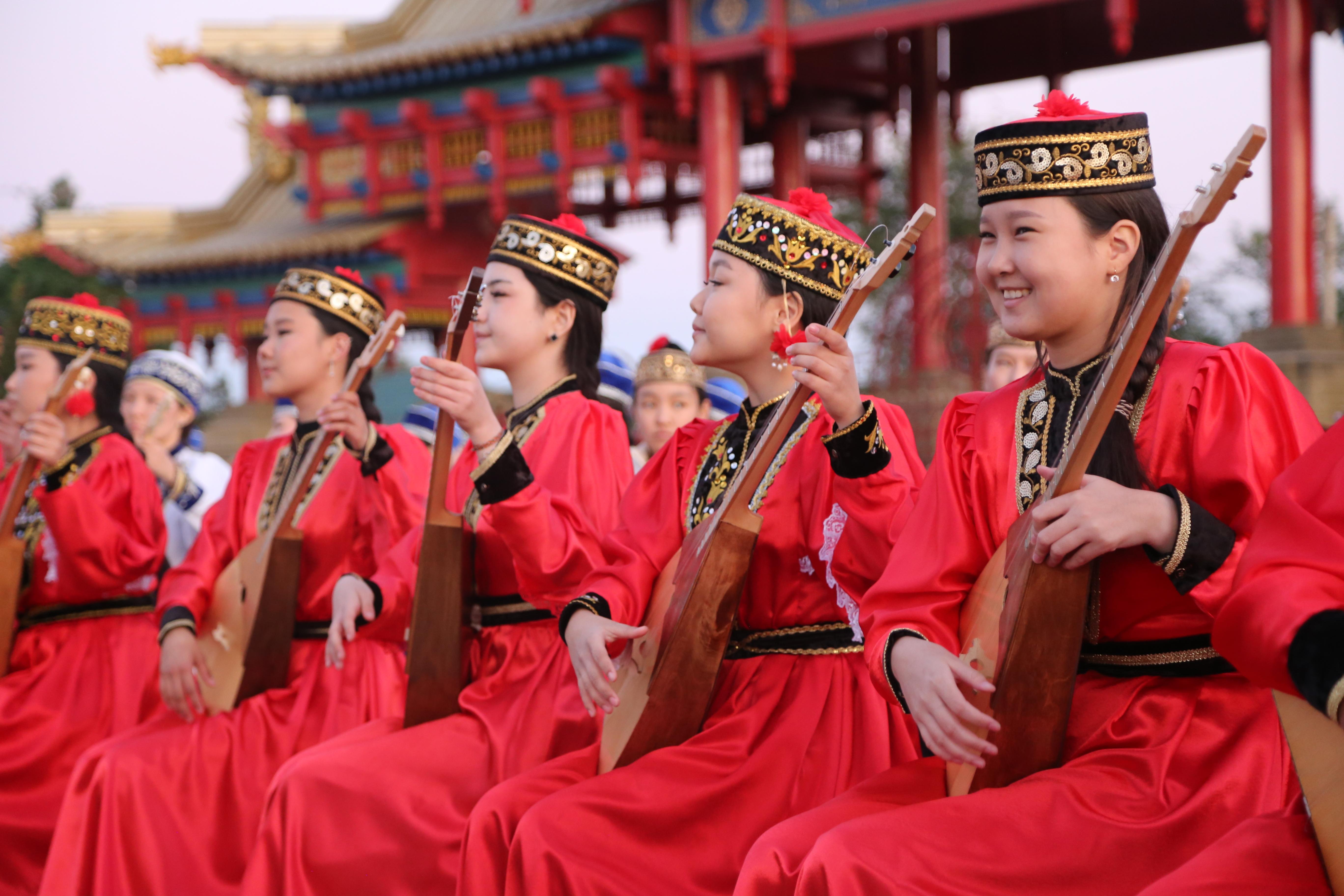 1000 музыкантов сделали творческое Подношение Трем Драгоценностям