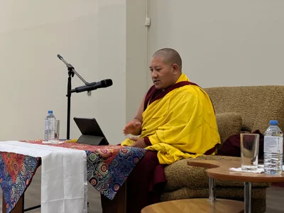 В Центральном хуруле идут лекции  по тексту Джамьянг Шепы "Драгоценные четки учений философских школ". 