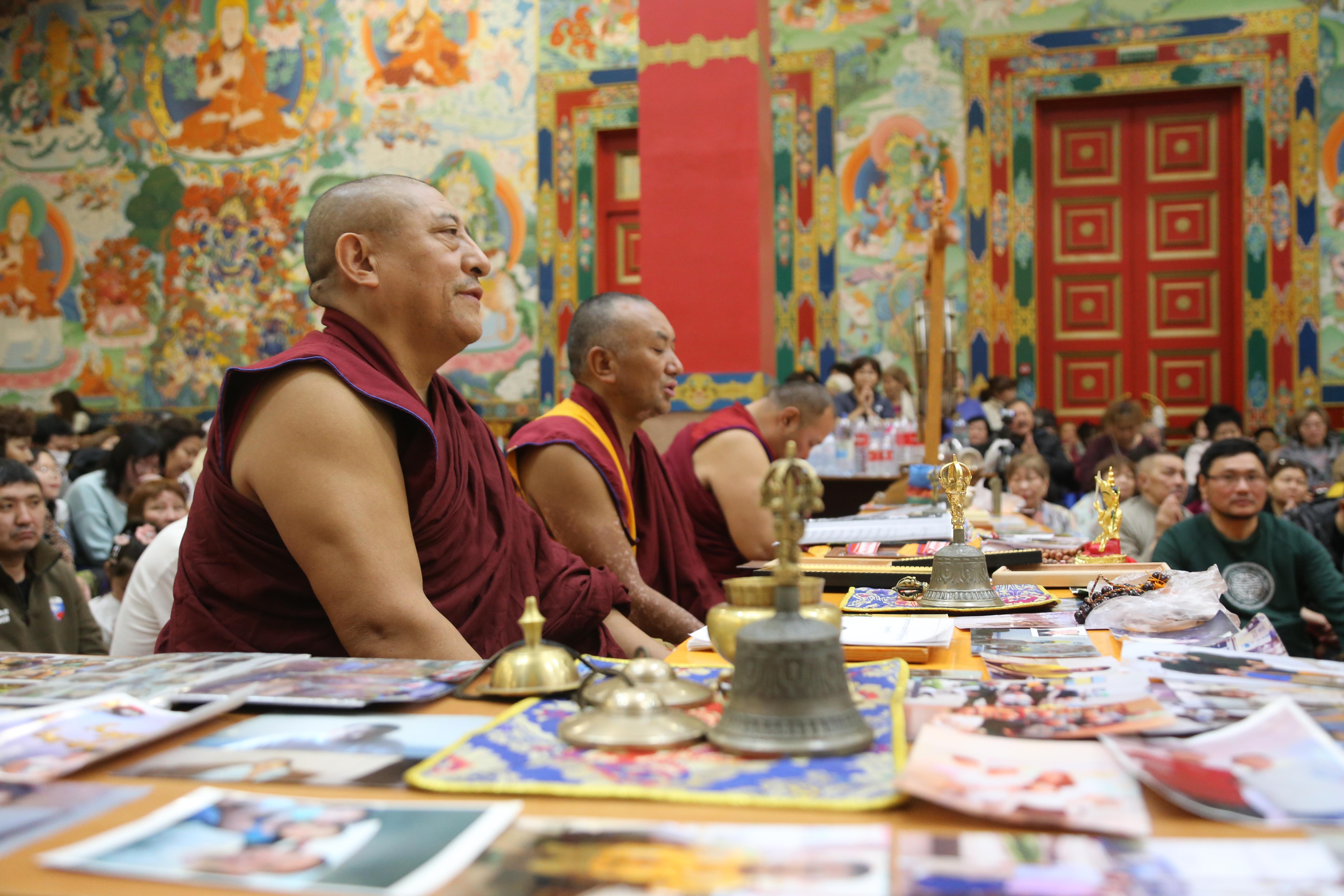 С просьбой о долголетии и благополучии обращались сегодня к Белой Таре