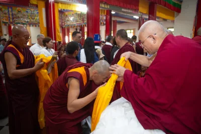 В Индии в преддверии получения высокого звания «Геше -лхарамба» Тензин Норзанг (Санал Мукубенов) с другими монахами организовали большой молебен в Дрепунг Гоманге