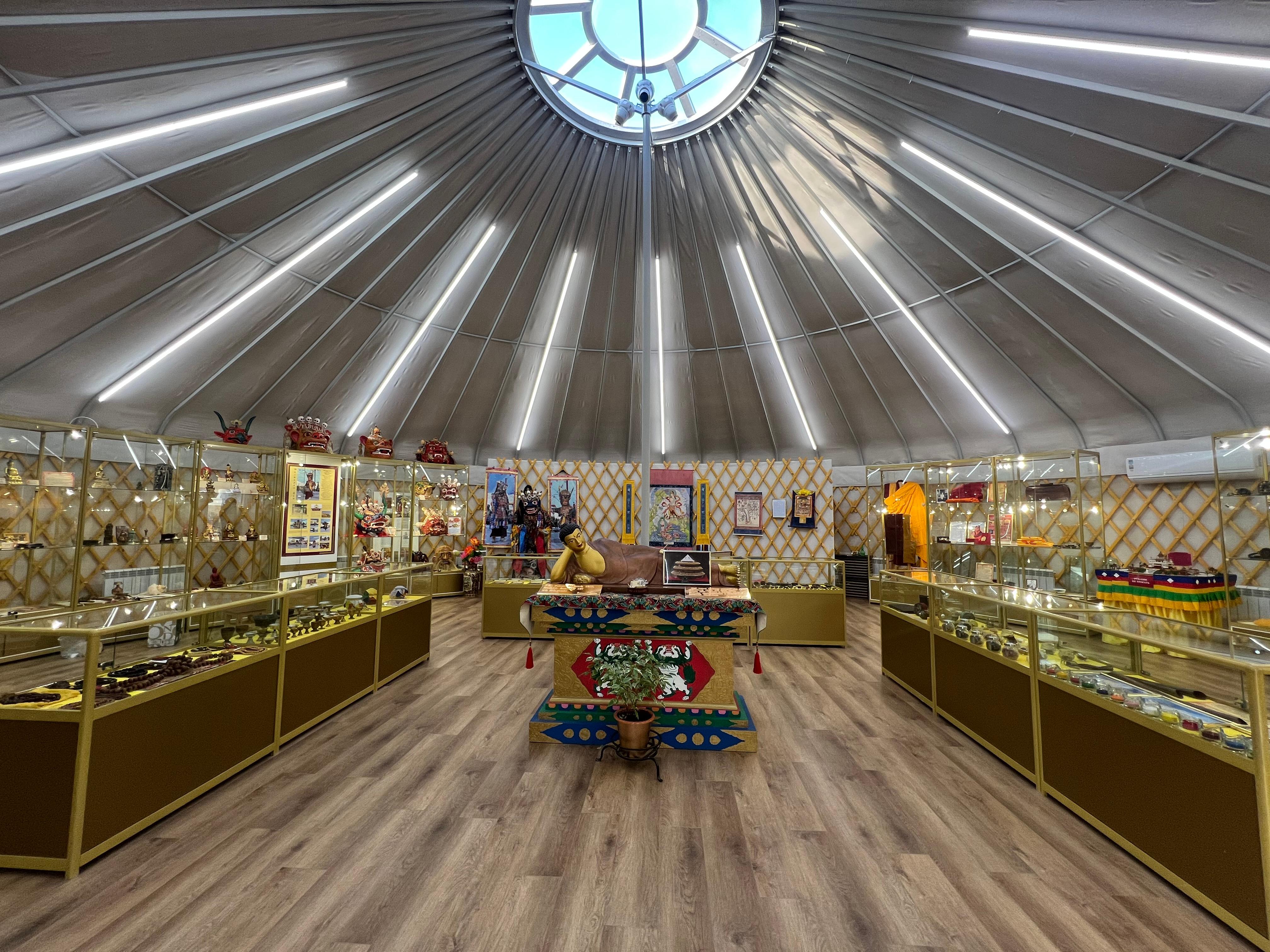 Территорию Центрального хурула украсили две большие белые кибитки