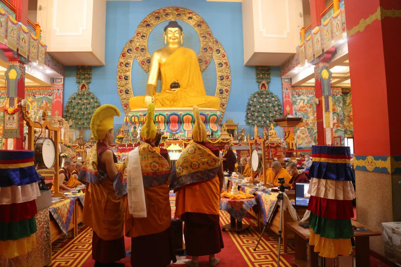 Первый день большого молитвенного собрания 