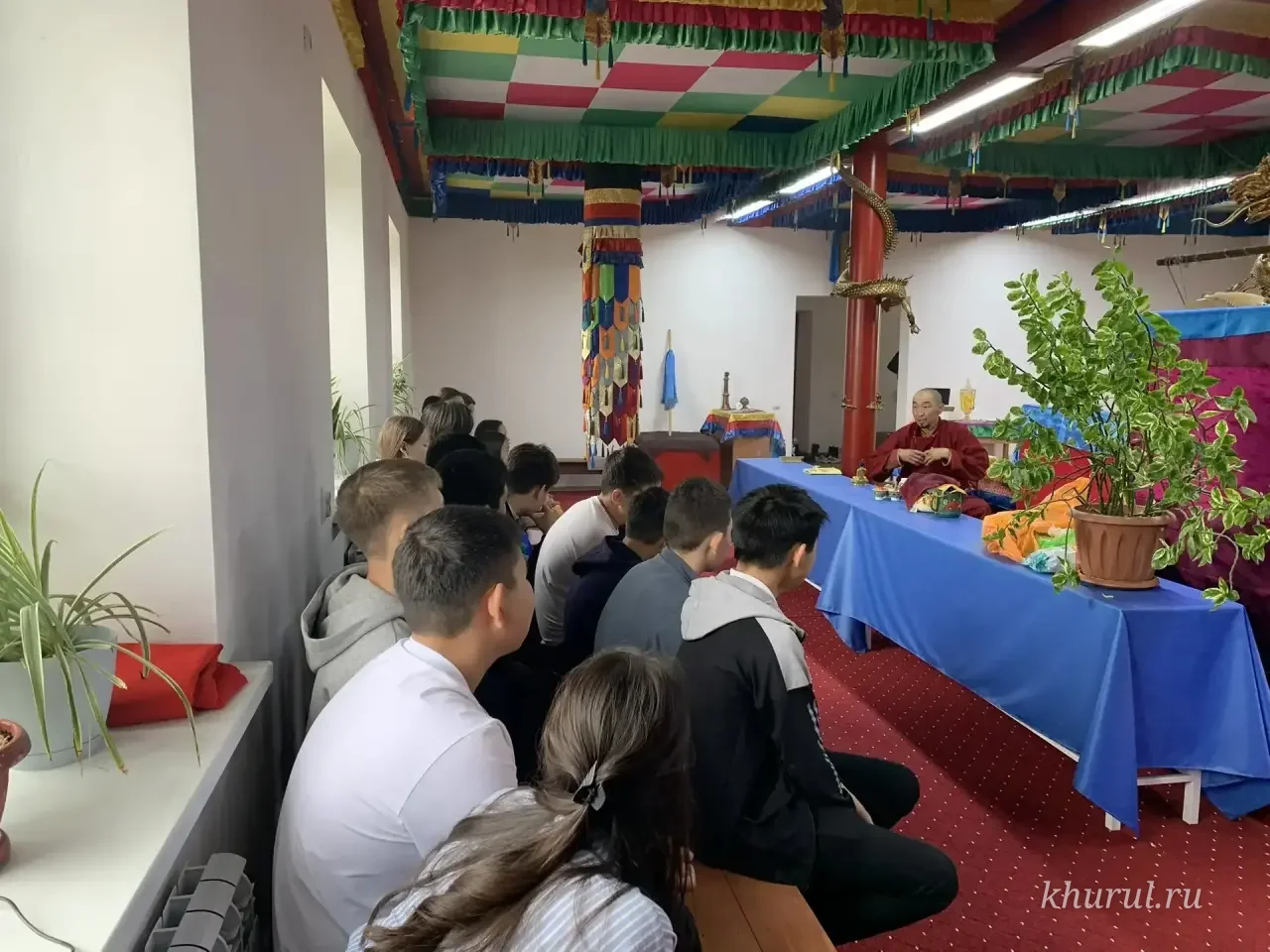 Учащиеся Чилгирской школы изучают основы буддизма в местном храме