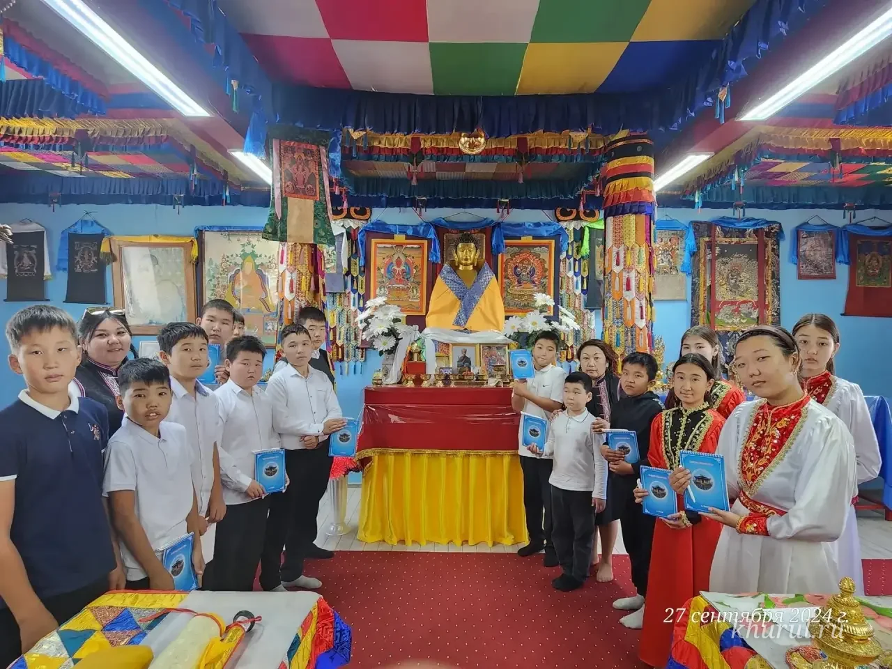Учащиеся Чилгирской школы изучают основы буддизма в местном храме